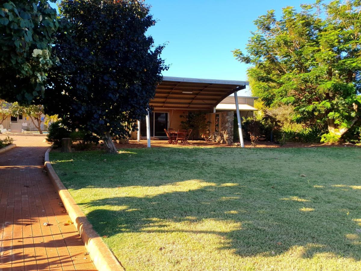 Samson Beach Chalets Point Samson エクステリア 写真